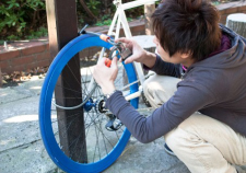 自転車に二重ロックをかける男性